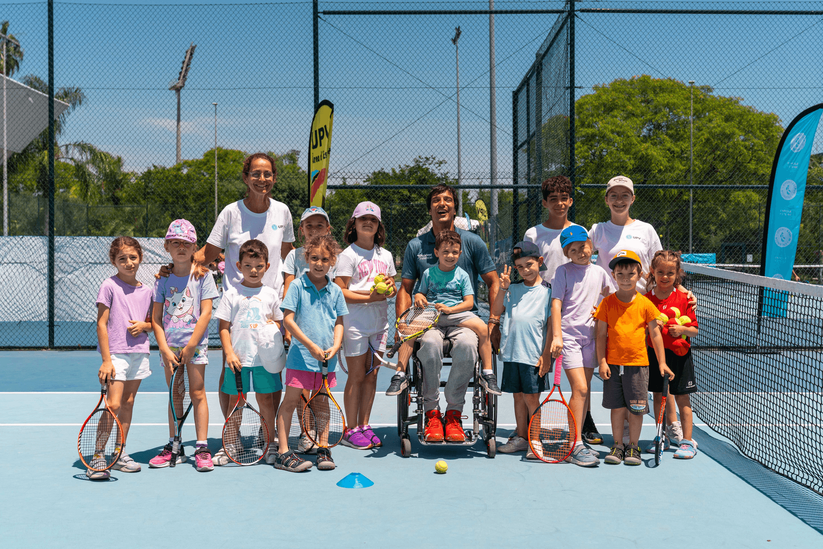 Escolares y monitores en la pista del torneo, con raquetas y actividad inclusiva